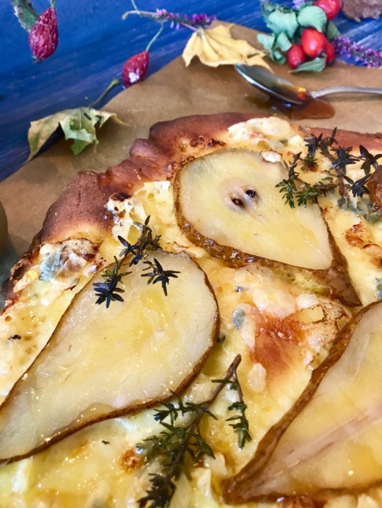 Pizza mit Gorgonzola, Birnen und Honig – Das große Carolinarikum